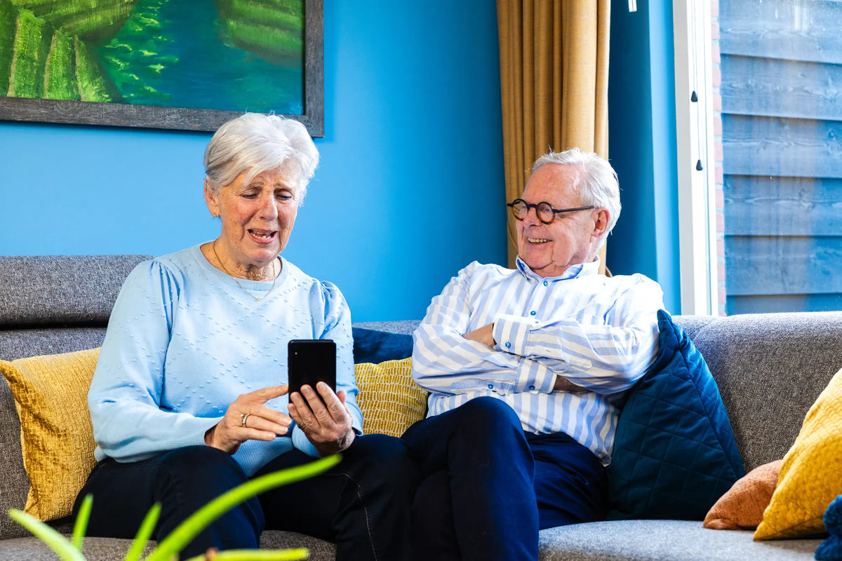 Zorgen op afstand: zo houd je makkelijk contact met je ouders